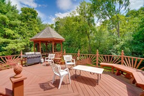 Outdoor dining - Luxury Mansion Rentals in Niskayuna, NY USA (Schenectady)