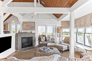 Smart TV, fireplace, books - Southern Charm 5BR 4.5 BA Classic S. Beach Home Ocean & Sunset views BHI Club (Bald Head Island)