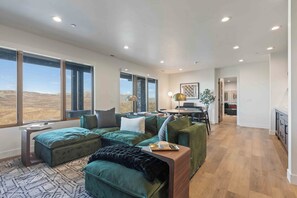 Smart TV, fireplace, video games, table tennis