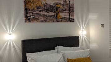 1 habitación, escritorio, tabla de planchar con plancha y cuna de viaje