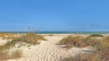 Sur la plage, chaise longue, serviettes de plage