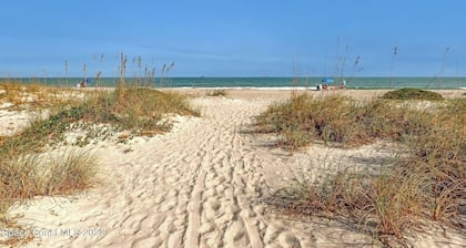 Affordable 2BR Main floor unit RIGHT ON THE BEACH! 1 King & 2 Queen Beds.