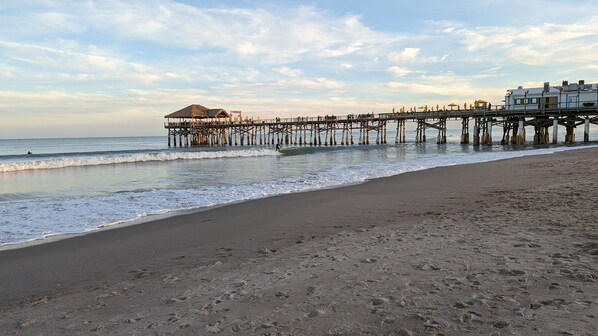 En la playa, camastros y toallas de playa 