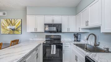 Réfrigérateur, four à micro-ondes, un four, surface de cuisson