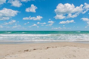 Accommodatie ligt op het strand, ligstoelen, strandlakens