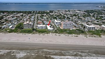 Plage, chaises longues, serviettes de plage