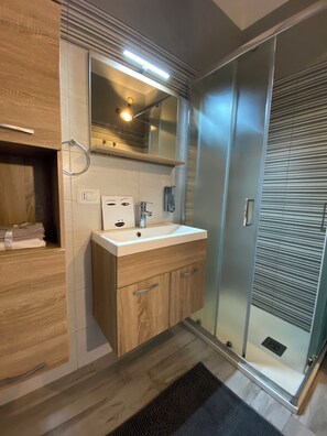 Douche, articles de toilette gratuits, sèche-cheveux, bidet
