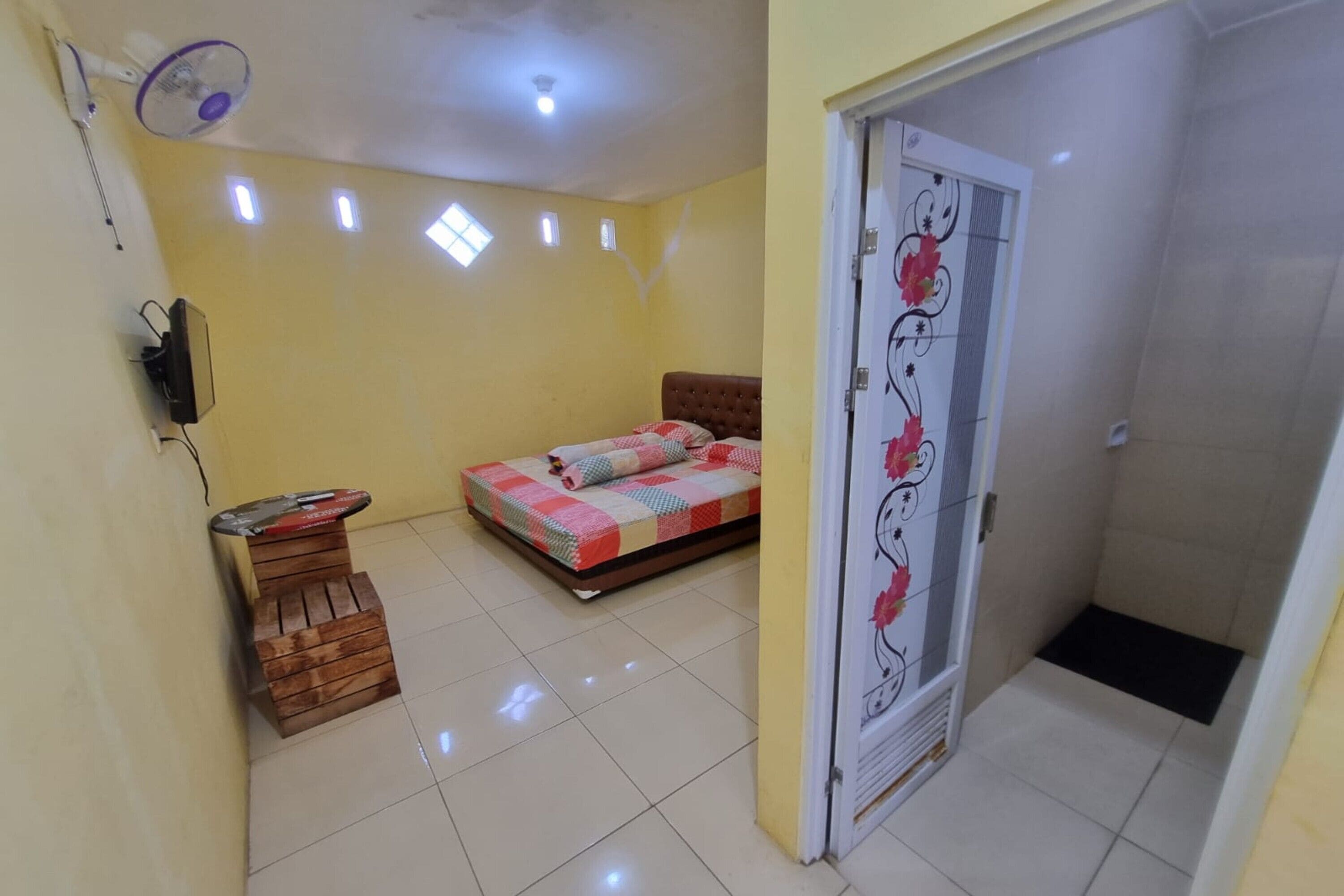 Escritorio, wifi gratis y ropa de cama 