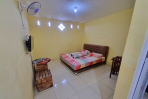Desk, free WiFi, bed sheets - Hotel O New Asembagus 2 (Asembagus)