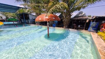 Una piscina al aire libre