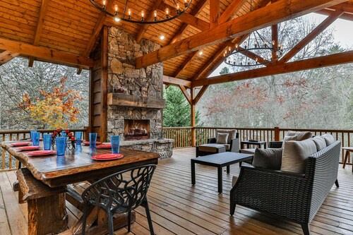Trout Tales Riverfront Lodge-Hot Tub,Pet Friendly,Game Room,Firepit,Decks Galore