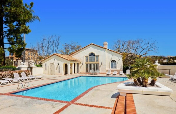 A heated pool - Stylish, bright and fully renovated 3 BDRM/3BA town home (Vista)