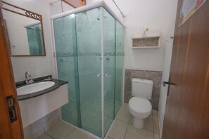 Doccia, asciugamani, sapone, carta igienica