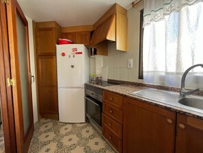 Een koelkast, een microgolfoven, een oven