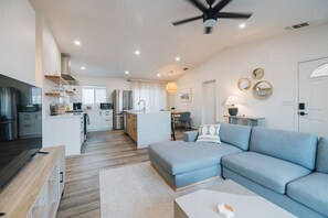 Smart TV - Desert Oasis: Hot Tub, Mini Golf, Fire Pit + BBQ! 8 mins from National Park! (Joshua Tree)