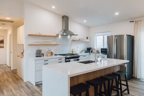 Fridge, microwave, oven, stovetop - Desert Oasis: Hot Tub, Mini Golf, Fire Pit + BBQ! 8 mins from National Park! (Joshua Tree)