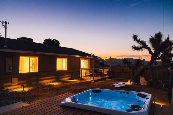 Terrace/patio - Desert Oasis: Hot Tub, Mini Golf, Fire Pit + BBQ! 8 mins from National Park! (Joshua Tree)