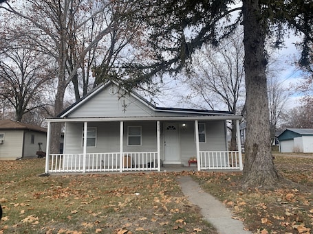 Exterior. The Iowa Auntie’s 👩🏼🌾Quirky Little Shanty.
Better than staying with family! 😉