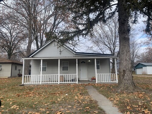 The Iowa Auntie’s 👩🏼‍🌾Quirky Little Shanty.  

Better than staying with family! 😉