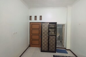 Free WiFi, bed sheets - Hotel O Penginapan Hj Lilis 2 Syariah (Sukabumi)