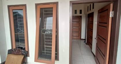 SPOT ON 93385 Penginapan Hj Lilis 2 Syariah