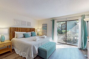 3 bedrooms, iron/ironing board, Internet, bed sheets - 2-story condo with pool, beach, dog friendly, private deck, & W/D (Hilton Head)