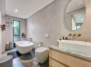 Haartrockner, Handtücher, Seife, Shampoo