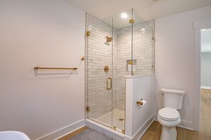 Douche, sèche-cheveux, serviettes fournies