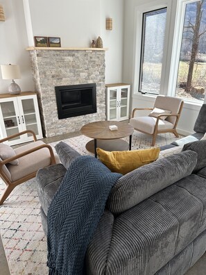 Smart-TV, Kamin, Bücher