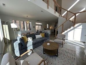 Smart-TV, Kamin, Bücher