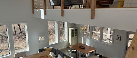 Smart TV, chimenea y libros