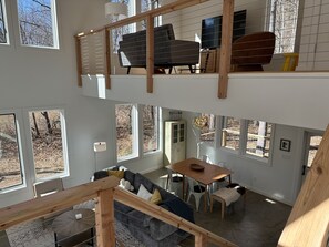 Smart TV, lareira, livros