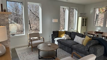 Smart-TV, Kamin, Bücher