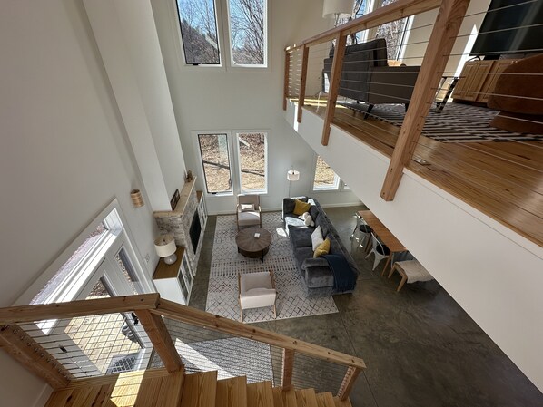 Smart TV, lareira, livros