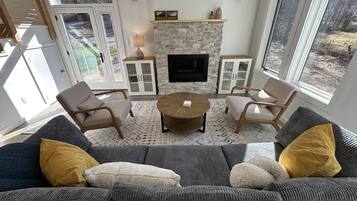 Smart-TV, Kamin, Bücher