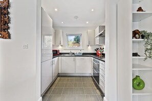 Fridge, microwave, oven, stovetop - Lovely 2-bedroom in Warwick (Warwick)