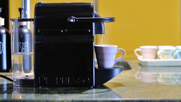Une machine à café dotée d’un réservoir d’eau et d’un porte-tasse.