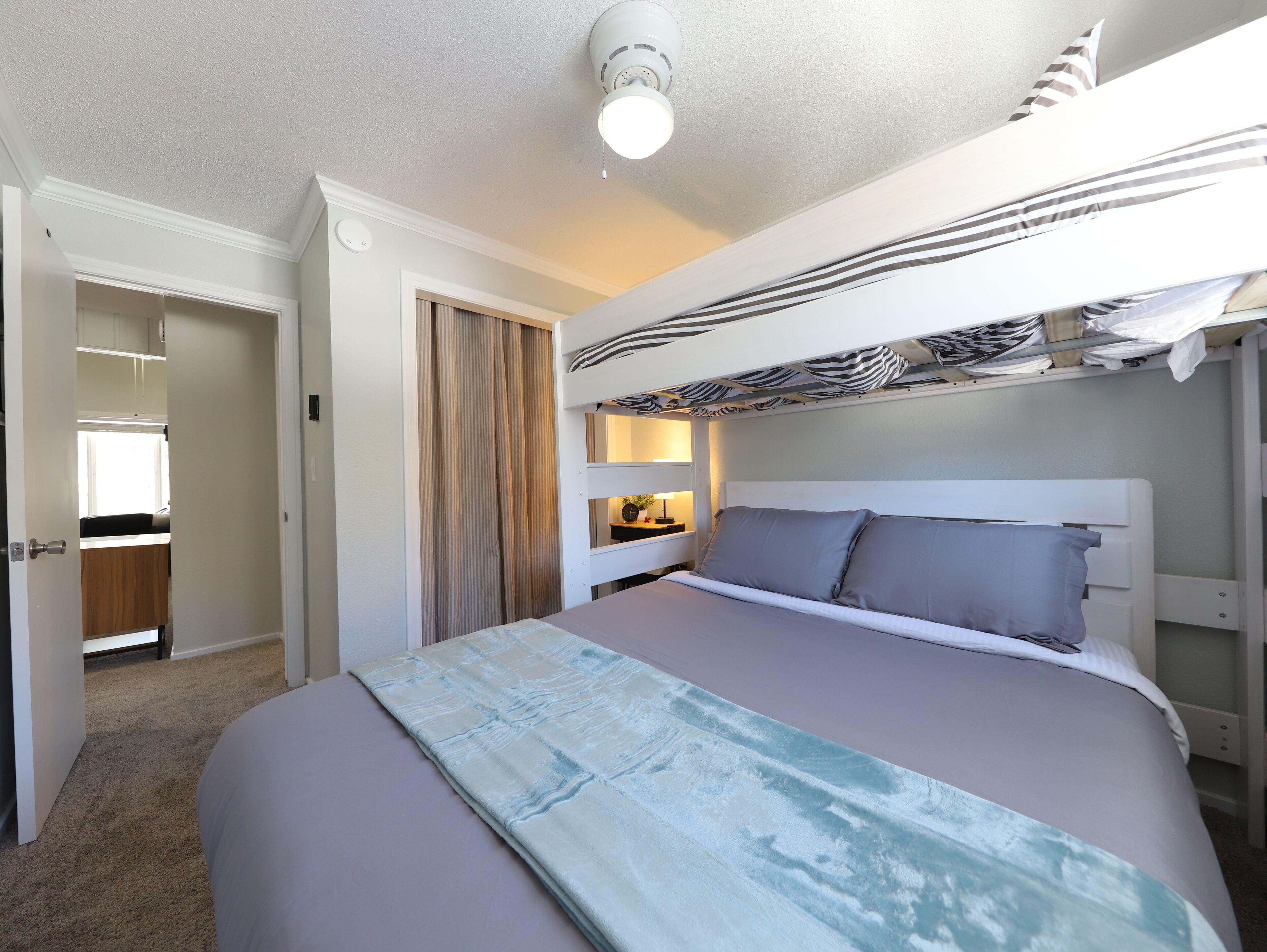 2 室のベッドルーム、デスク、WiFi (無料)、ベッドシーツ