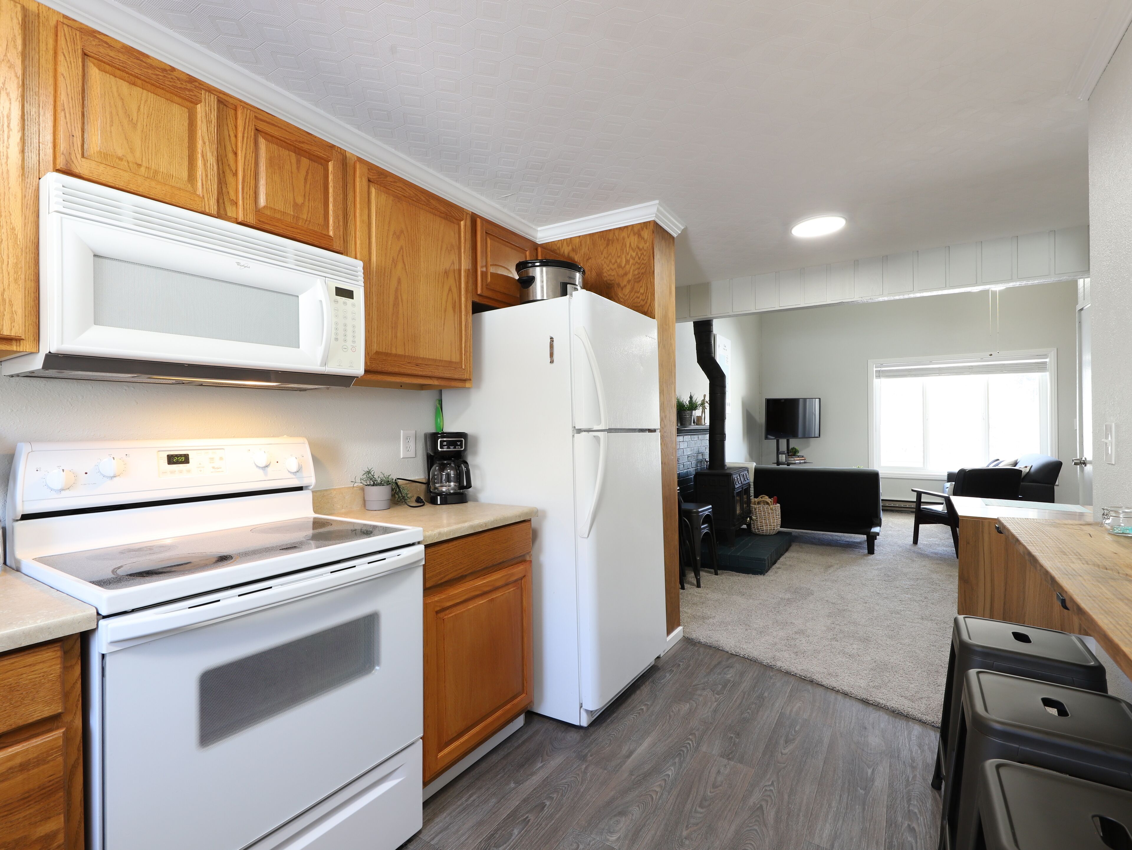 Réfrigérateur, four à micro-ondes, un four, surface de cuisson