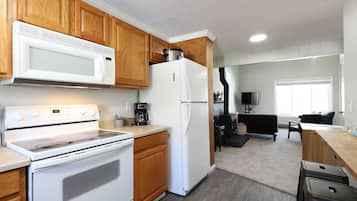 Réfrigérateur, four à micro-ondes, un four, surface de cuisson