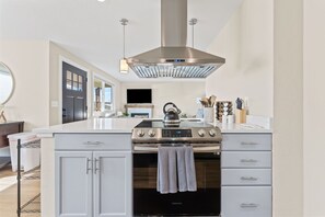 Fridge, microwave, oven, stovetop - Boho Hillside Retreat In Boises Northend (Boise)