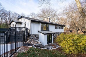 Exterior - Meadow Hill: Central 3/3 | 2 Fenced Acres |Pool | Walk to Beach (Hartland)