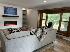 TV, fireplace, video games, stereo - Meadow Hill: Central 3/3 | 2 Fenced Acres |Pool | Walk to Beach (Hartland)