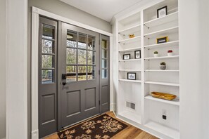 Interior - Meadow Hill: Central 3/3 | 2 Fenced Acres |Pool | Walk to Beach (Hartland)