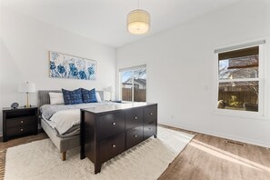 4 bedrooms, desk, iron/ironing board, free WiFi - Contemporary Single-Level Living W/Fenced Yard (Garden City)