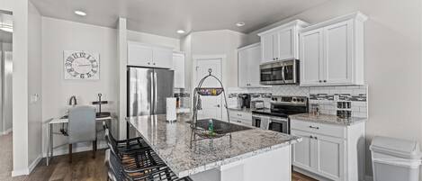 Refrigerador, microondas, horno, placa de cocina