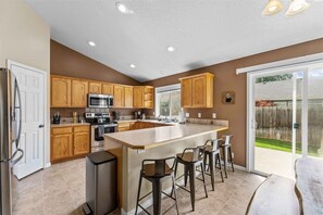 Fridge, microwave, oven, stovetop - Charming 4 bed/2 bath Meridian Home - Sleeps 8 (Meridian)