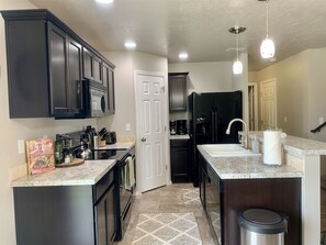 Fridge, microwave, oven, stovetop - Family Home Great For Gatherings + Office (Star)