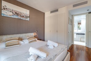 3 soveværelser, skrivebord, strygejern/strygebræt, internetforbindelse