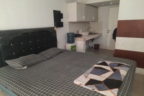 Deluxe Double Room | Free WiFi, bed sheets - Hotel O Apartemen Grand Sentraland by Mira (Karawang)